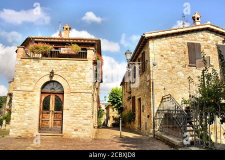 Frontino,Pesaro Urbino,Marken,Italien-Dorf Straße.EIN malerischer Blick auf die Burg-Dorf Frontino, eines der`s schönsten Dörfer Italiens. Stockfoto